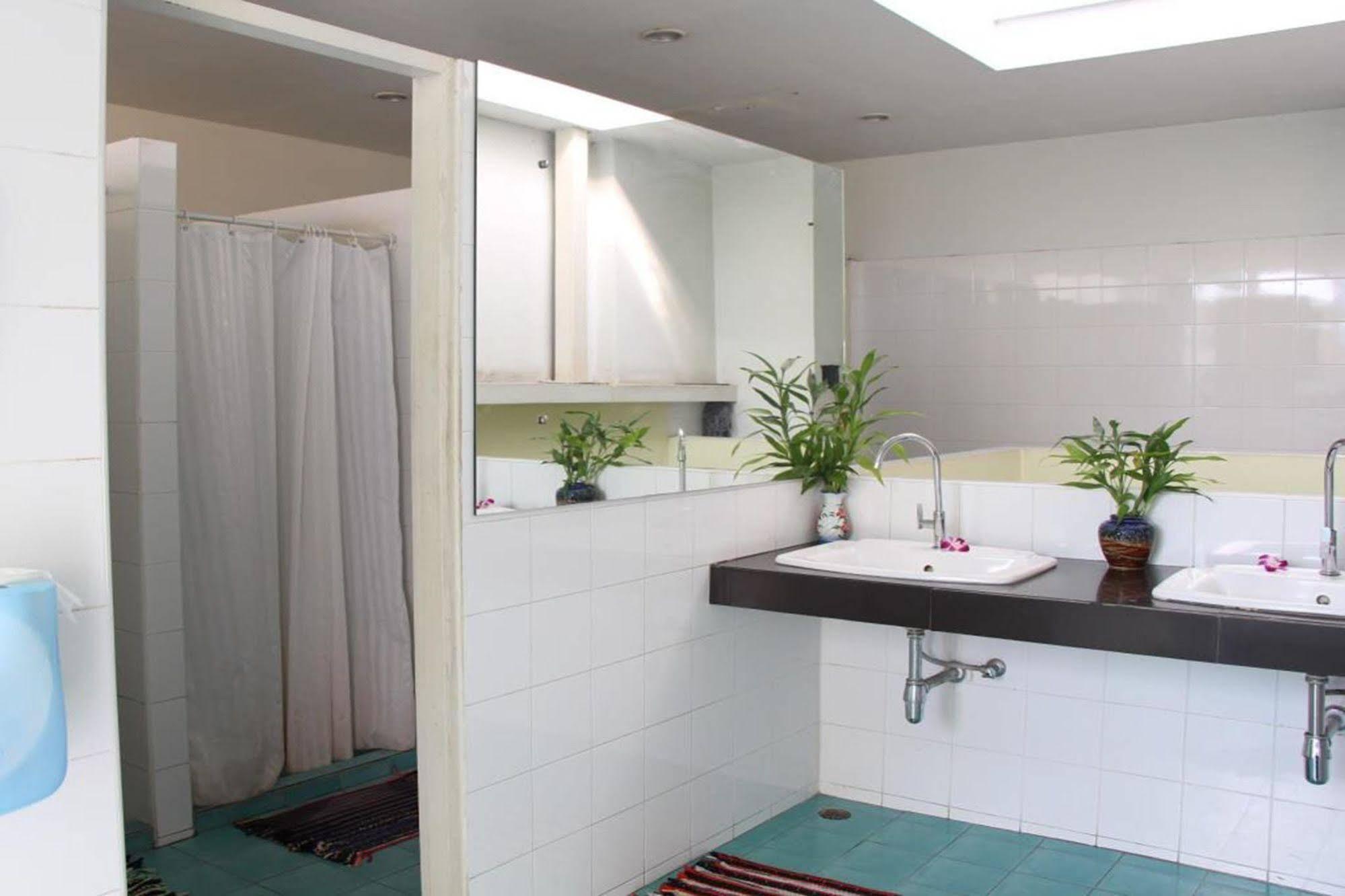 Oyo 1054 Phuket Backpacker Hostel Exterior photo