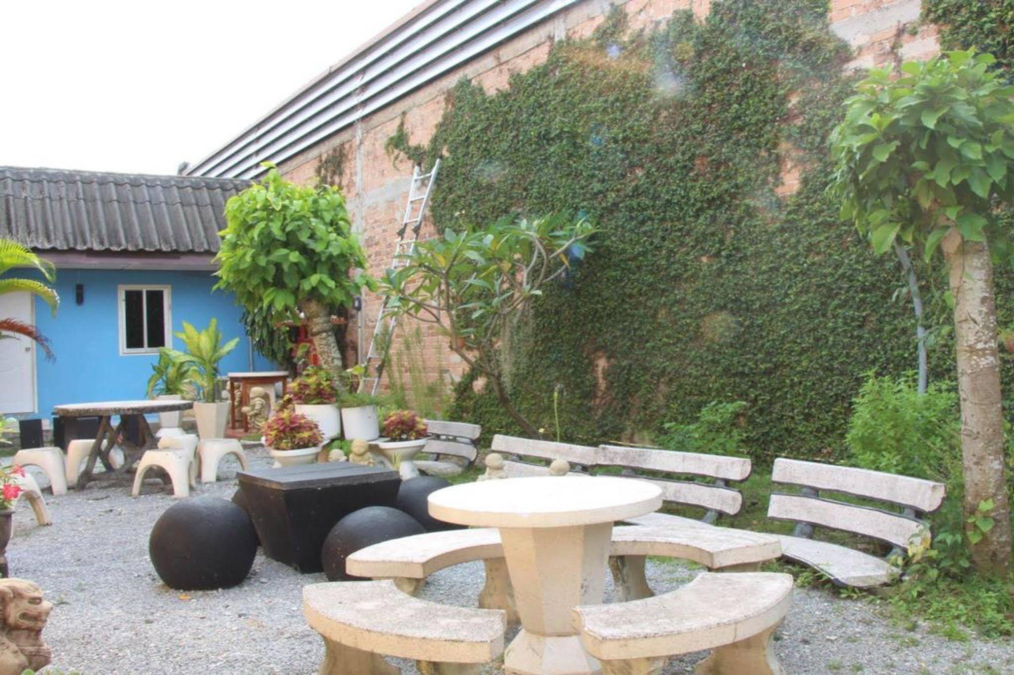 Oyo 1054 Phuket Backpacker Hostel Exterior photo
